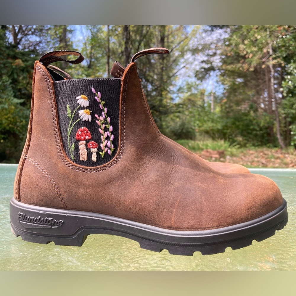 OOAK! Embroidered Blundstone boots Like New condition! Antique Brown women’s 9